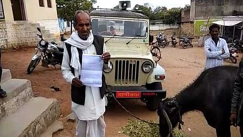 ತಹಶೀಲ್ದಾರ್ ಗೆ ಎಮ್ಮೆ ನೀಡಿದ ರೈತ