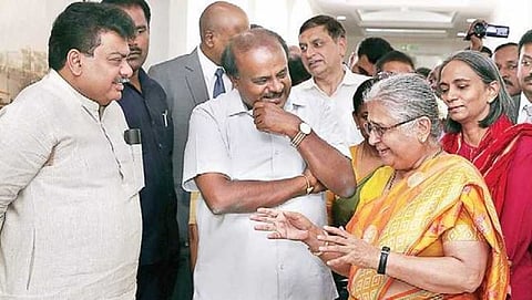 ಇನ್ಫೋಸಿಸ್ ಪ್ರತಿಷ್ಠಾನ ಅಧ್ಯಕ್ಷೆ ಸುಧಾಮೂರ್ತಿ, ಮುಖ್ಯಮಂತ್ರಿ ಹೆಚ್ ಡಿ ಕುಮಾರಸ್ವಾಮಿ, ಗೃಹ ಸಚಿವ ಎಂ ಬಿ ಪಾಟೀಲ್ ಇತರರು