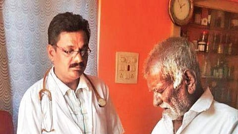 ರೋಗಿಯನ್ನು ಪರೀಕ್ಷಿಸುತ್ತಿರುವ ಡಾ.ಕಲ್ಲೇಶ್