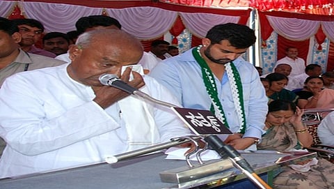 ಅಳುತ್ತಿರುವ ಮಾಜಿ ಪ್ರಧಾನಿ ದೇವೇಗೌಡರು