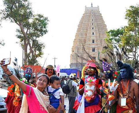 ಹಲವು ತಿಂಗಳುಗಳಿಂದ ವಿಳಂಬವಾಗಿದ್ದ ಹಂಪಿ ಉತ್ಸವಕ್ಕೆ ಕೊನೆಗೂ ಶನಿವಾರ ಚಾಲನೆ ನೀಡಲಾಗಿದ್ದು, ಕಲೆ, ಸಂಸ್ಕೃತಿಯ ಪ್ರದರ್ಶನವಾಗುತ್ತಿದೆ. ಹೆಚ್ಚಿನ ಚಿತ್ರಗಳು ಮುಂದಿವೆ...