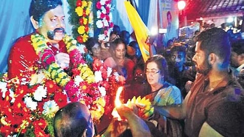 ದೊಡ್ಡಅರಸಿನಕೆರೆಯಲ್ಲಿ ಅಂಬರೀಷ್ ಪುತ್ಥಳಿಯನ್ನು ಉದ್ಘಾಟಿಸಿದ ನಟಿ ಸುಮಲತಾ ಮತ್ತು ಅಭಿಷೇಕ್