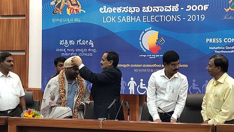 ಪತ್ರಿಕಾಗೋಷ್ಠಿಯಲ್ಲಿ ಗಿರೀಶ್ ಗೌಡಗೆ ಸನ್ಮಾನ