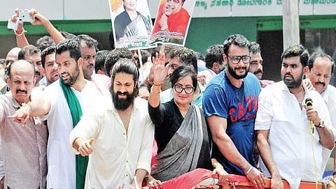 ಮೆರವಣಿಗೆಯಲ್ಲಿ ಸಾಗಿದ ಯಶ್, ಸುಮಲತಾ, ಅಭಿಷೇಕ್, ದರ್ಶನ್