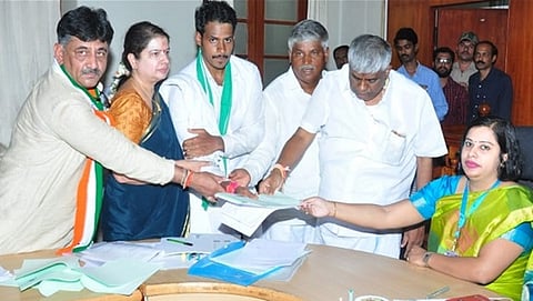 ನಾಮಪತ್ರ ಸಲ್ಲಿಸುತ್ತಿರುವ ನಿಖಿಲ್