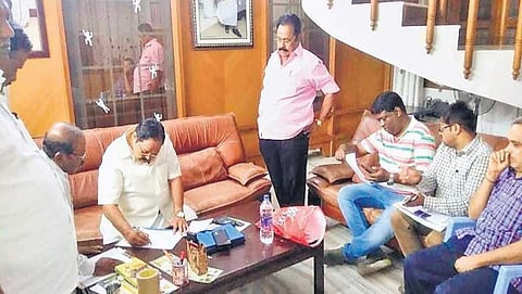 ಐಟಿ ಅಧಿಕಾರಿಗಳು
