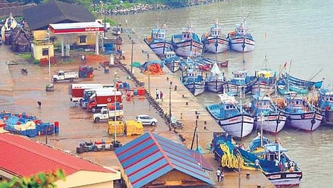 ಕಾರವಾರದಲ್ಲಿ ಲಂಗರು ಹಾಕಿದ ಮೀನುಗಾರಿಕೆ  ದೋಣಿಗಳು