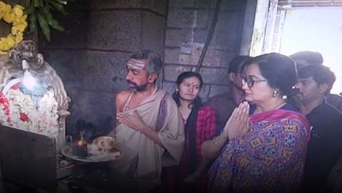 ಚಾಮುಂಡೇಶ್ವರಿಗೆ ವಿಶೇಷ ಪೂಜೆ ಸಲ್ಲಿಸುತ್ತಿರುವ ಸುಮಲತಾ ಅಂಬರೀಶ್