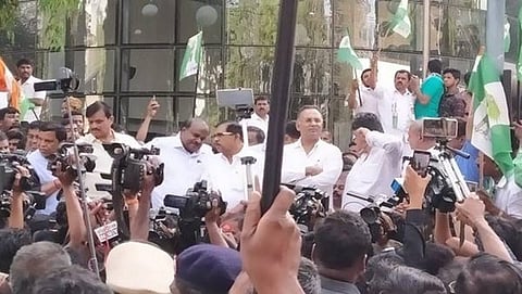 ಐ.ಟಿ ಇಲಾಖೆ ಎಂದುರು ಪ್ರತಿ ಭಟನೆಯಲ್ಲಿ ಪಾಲ್ಗೊಂಡಿದ್ದ ಸಮ್ಮಿಶ್ರ ಸರ್ಕಾರದ ಪ್ರತಿನಿಧಿಗಳು(ಸಂಗ್ರಹ ಚಿತ್ರ)