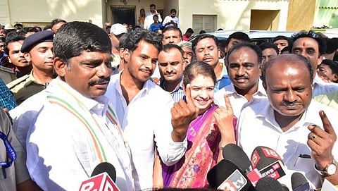 ರಾಮನಗರದಲ್ಲಿ ಮತದಾನದ ಮಾಡಿದ ನಂತರ ಮಾಧ್ಯಮಗಳ ಮುಂದೆ ಎದುರಾದ ಮುಖ್ಯಮಂತ್ರಿ ಹೆಚ್ ಡಿ ಕುಮಾರಸ್ವಾಮಿ ದಂಪತಿ
