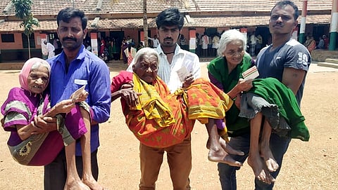 ಮಂಡ್ಯದಲ್ಲಿ ಹಕ್ಕು ಚಲಾಯಿಸಿದ ಅಜ್ಜಿಯರು