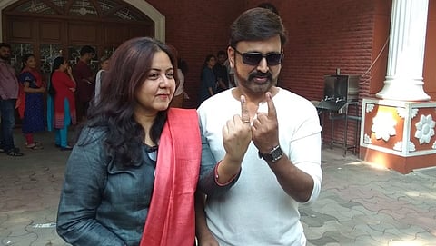 ಹಕ್ಕು ಚಲಾಯಿಸಿದ ರಮೇಶ್ ಅರವಿಂದ್ ದಂಪತಿ