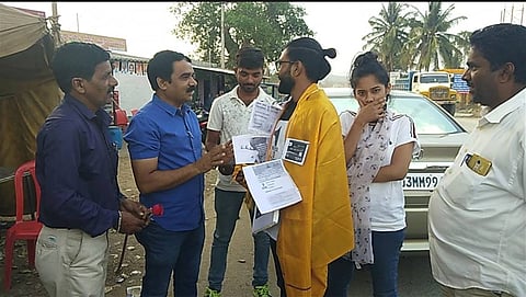 ಮತದಾನ ಮಾಡದೇ ಪ್ರವಾಸಕ್ಕೆ ಬಂದವರಿಗೆ ವ್ಯಂಗ್ಯಭರಿತ ಸನ್ಮಾನ