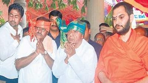ತುಮಕೂರಿನ ದೇವಾಲಯದಲ್ಲಿ ದೇವೇಗೌಡರ ಪೂಜೆ
