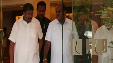 ಹೊಟೇಲ್ ನಿಂದ ಸಭೆ ಮುಗಿಸಿ ಹೊರಬರುತ್ತಿರುವ ಮುಖ್ಯಮಂತ್ರಿ ಹೆಚ್ ಡಿ ಕುಮಾರಸ್ವಾಮಿ