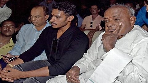 ನಿಖಿಲ್ ಕುಮಾರಸ್ವಾಮಿ-ಹೆಚ್ ಡಿ ದೇವೇಗೌಡ