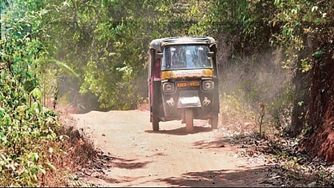 ಬೆಳ್ತಂಗಡಿ ತಾಲ್ಲೂಕಿನ ಸುಲಿಕೇರಿ ಮೊಗ್ರು ಗ್ರಾಮದ ಮಲೆಕುಡಿಯ ಜನಾಂಗದವರು ವಾಸಿಸುತ್ತಿರುವ ಸ್ಥಳದಲ್ಲಿ ಧೂಳಿನಿಂದ ಕೂಡಿರುವ ರಸ್ತೆ