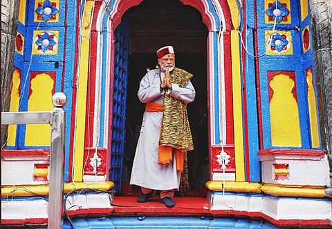 ದೇಶಾದ್ಯಂತ ಭರ್ಜರಿ ಪ್ರಚಾರ ನಡೆಸಿದ್ದ ಪ್ರಧಾನಿ ನರೇಂದ್ರ ಮೋದಿ ಹಾಗೂ ಬಿಜೆಪಿ  ಅಧ್ಯಕ್ಷ ಅಮಿತ್ ಶಾ ದೇವಾಲಯಕ್ಕೆ ಭೇಟಿ ನೀಡಿದ್ದಾರೆ. ಅದರ ಕೆಲವು ಚಿತ್ರಗಳು ಇಲ್ಲಿವೆ.