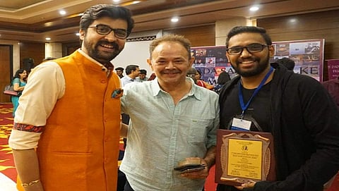 ಪ್ರಶಸ್ತಿ ಸ್ವೀಕರಿಸಿದ ನಿರ್ದೇಶಕ ಆದರ್ಶ್