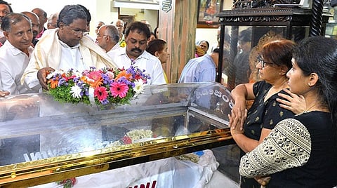ಮಾಜಿ ಮುಖ್ಯಮಂತ್ರಿಗಳಾದ ಸಿದ್ದರಾಮಯ್ಯ, ಬಿಎಸ್ ಯಡಿಯೂರಪ್ಪ ಹಾಗೂ ನಟ ದರ್ಶನ್ ಸೇರಿದಂತೆ ಹಲವು ಗಣ್ಯರು ಬೆಂಗಳೂರಿನಲ್ಲಿ ಗುರುವಾರ ನಿಧನರಾದ ಖ್ಯಾತ ರಂಗಕರ್ಮಿ ಮಾಸ್ಟರ್ ಹಿರಣ್ನಯ್ಯ ಅವರ ಅಂತಿಮ ದರ್ಶನ ಪಡೆದರು. ಹೆಚ್ಚಿನ ಚಿತ್ರಗಳು ಮುಂದಿವೆ....