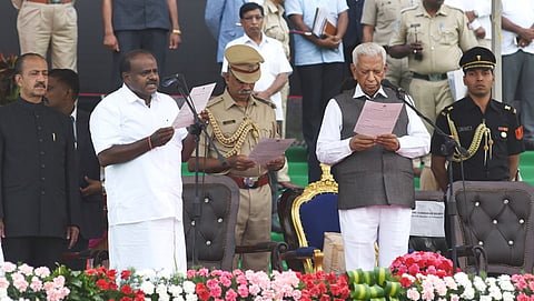 ಮುಖ್ಯಮಂತ್ರಿಯಾಗಿ ಕಳೆದ ವರ್ಷ ವಿಧಾನಸೌಧ ಮುಂದೆ ಪ್ರಮಾಣವಚನ ಸ್ವೀಕರಿಸಿದ ಹೆಚ್ ಡಿ ಕುಮಾರಸ್ವಾಮಿ
