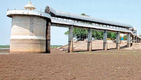 ಬತ್ತಿ ಹೋಗಿರುವ ಕೃಷ್ಣಾ ನದಿ ನೀರು ಪಾತ್ರ