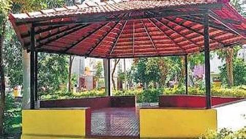 ಯೋಗ ಅಭ್ಯಸಿಸುವ ಪೆರ್ಗೋಲಸ್