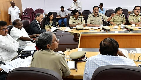 ವಿಧಾನಸೌಧದಲ್ಲಿ ಪೊಲೀಸ್ ಇಲಾಖೆ ಅಧಿಕಾರಿಗಳೊಂದಿಗೆ ಸಿಎಂ ಕುಮಾರಸ್ವಾಮಿ ಸಭೆ