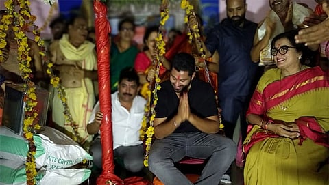 ತುಲಾಭಾರ ಸೇವೆ ಸಲ್ಲಿಸಿದ ಸುಮಲತಾ ಅಂಬರೀಷ್ ಮತ್ತು ಅಭಿಷೇಕ್