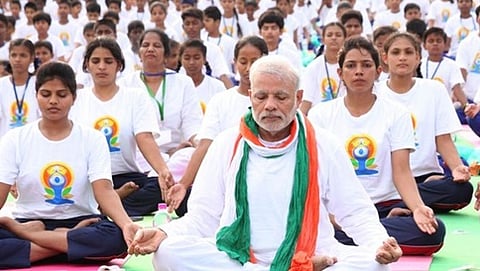 ಪ್ರಧಾನಿ ನರೇಂದ್ರ ಮೋದಿ ಯೋಗ ಮಾಡುತ್ತಿರುವ ಸಂಗ್ರಹ ಚಿತ್ರ