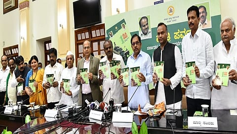 ಮೈತ್ರಿ ಪರ್ವ ಪುಸ್ತಕ ಬಿಡುಗಡೆ ಕಾರ್ಯಕ್ರಮದಲ್ಲಿ ಸಿಎಂ ಹೆಚ್ ಡಿ ಕುಮಾರಸ್ವಾಮಿ, ಡಿಸಿಎಂ ಡಾ ಜಿ ಪರಮೇಶ್ವರ್ ಮತ್ತು ಮತ್ತಿತರರು
