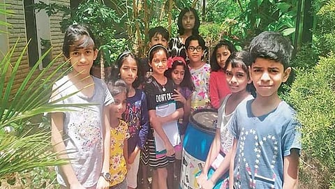 ಇ-ತ್ಯಾಜ್ಯ ಸಂಗ್ರಹಿಸುತ್ತಿರುವ ಮಕ್ಕಳ ಗುಂಪು