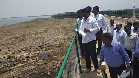 ಕೆಆರ್ ಎಸ್ ನಲ್ಲಿ ನೀರಿನ ಪ್ರಮಾಣ ಪರಿಶೀಲಿಸುತ್ತಿರುವ ಅಧಿಕಾರಿಗಳು(ಸಂಗ್ರಹ ಚಿತ್ರ)