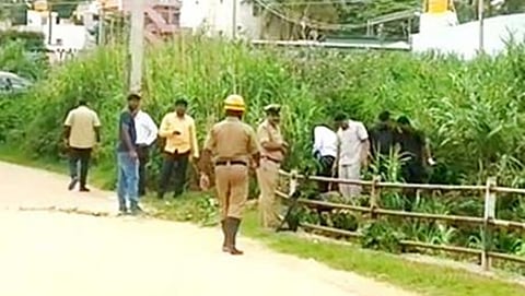 ಬಾಂಬ್ ಪತ್ತೆಯಾದ ಸ್ಥಳದಲ್ಲಿ ಅಧಿಕಾರಿಗಳು