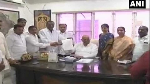 ಸ್ಪೀಕರ್ ಭೇಟಿ ಮಾಡಿದ ಕಾಂಗ್ರೆಸ್ ಶಾಸಕರು