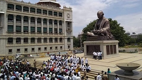ವಿಧಾನಸೌಧದ ಗಾಂಧಿ ಪ್ರತಿಮೆ ಎದುರು ಬಿಜೆಪಿ ಸದಸ್ಯರ ಪ್ರತಿಭಟನೆ