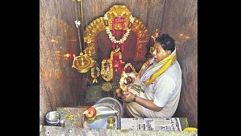 ವಿಧಾನಸೌಧ ಆವರಣದಲ್ಲಿರುವ ಮುನೇಶ್ವರ ದೇವಸ್ಥಾನದ ಗರ್ಭಗುಡಿಯಲ್ಲಿ ಪೂಜೆ ನಿರತ ಅರ್ಚ ಕರು