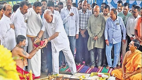 ಗವಿಗಂಗಾಧರೇಶ್ವರ ದೇವಸ್ಥಾನದಲ್ಲಿ ವಿಶೇಷ ಪೂಜೆ ಸಲ್ಲಿಸಿದ ಬಿ ಎಸ್ ಯಡಿಯೂರಪ್ಪ