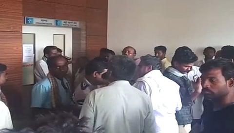 ವೈದ್ಯರು ಮೃತಳೆಂದು ಘೋಷಿಸಿದ ಮಹಿಳೆ ಅಂತ್ಯ ಸಂಸ್ಕಾರಕ್ಕೆ ಹೊರಟಾಗ ಕಣ್ಣು ಬಿಟ್ಟಳು!