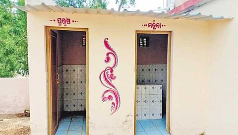 ಅಂಗನವಾಡಿ ಮಕ್ಕಳ ಬಿಸಿಯೂಟಕ್ಕಾಗಿ ಅಡಿಗೆಮನೆಯಾಗಿ ಬದಲಾದ ಶೌಚಾಲಯ!