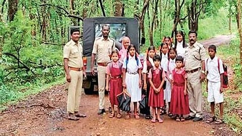 ಅರಣ್ಯ ಇಲಾಖೆ ಸಿಬ್ಬಂದಿಯೊಂದಿಗೆ ಗ್ರಾಮಗಳ ಮಕ್ಕಳು ಶಾಲೆಗೆ ಹೋಗುತ್ತಿರುವುದು