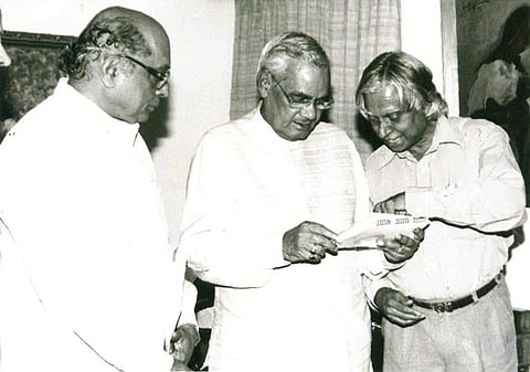 1998ರಲ್ಲಿ ಅಟಲ್ ಬಿಹಾರಿ ವಾಜಪೇಯಿಯವರು ಪ್ರಧಾನಿಯಾಗಿದ್ದ ಸಂದರ್ಭದಲ್ಲಿ ರಕ್ಷಣಾ ಸಚಿವರಿಗೆ ವೈಜ್ಞಾನಿಕ ಸಲಹೆಗಾರರಾಗಿದ್ದವರು ಹಿರಿಯ ವಿಜ್ಞಾನಿ, ಮಾಜಿ ರಾಷ್ಟ್ರಪತಿ ಡಾ ಎ ಪಿ ಜೆ ಅಬ್ದುಲ್ ಕಲಾಂ.