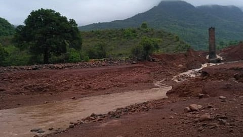 ತಿವಾರೆ ಅಣೆಕಟ್ಟು ಒಡೆದು ನೀರು ಹೊರಬಂದಿರುವುದು