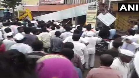 ಕುಸಿದು ಬಿದ್ದ ಬ್ಯಾಂಕ್ ಕಟ್ಟಡ
