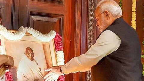 ಗಾಂಧೀಜಿಯವರ ಭಾವಚಿತ್ರಕ್ಕೆ ಹೂ ಹಾಕಿದ ಪ್ರಧಾನಿ ನರೇಂದ್ರ ಮೋದಿ