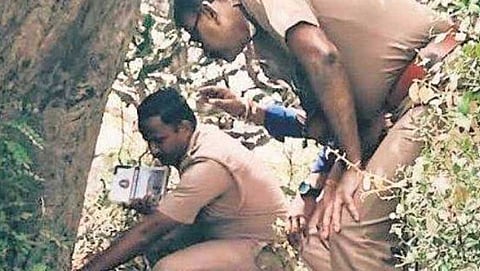 ತನಿಖೆನಿರತ ಪೊಲೀಸರು