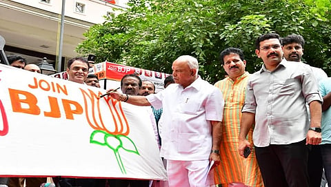 ರಾಜ್ಯ ಬಿಜೆಪಿ ಕಾರ್ಯಾಲಯ ಜಗನ್ನಾಥ ಭವನದ ಎದುರು ರಾಜ್ಯ ಬಿಜೆಪಿ ಯುವ ಮೋರ್ಚಾ ವತಿಯಿಂದ ನಡೆದ ಬಿಜೆಪಿ ಸದಸ್ಯತಾ ಅಭಿಯಾನಕ್ಕೆ ಮುಖ್ಯಮಂತ್ರಿ ಬಿ ಎಸ್ ಯಡಿಯೂರಪ್ಪ ಚಾಲನೆ ನೀಡಿದರು.