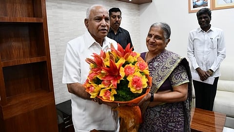 ಇನ್ಫೋಸಿಸ್ ಫೌಂಡೇಶನ್ ಅಧ್ಯಕ್ಷೆ ಸುಧಾಮೂರ್ತಿ ಅವರನ್ನು ಬರಮಾಡಿಕೊಂಡ ಮುಖ್ಯಮಂತ್ರಿ ಬಿ ಎಸ್ ಯಡಿಯೂರಪ್ಪ