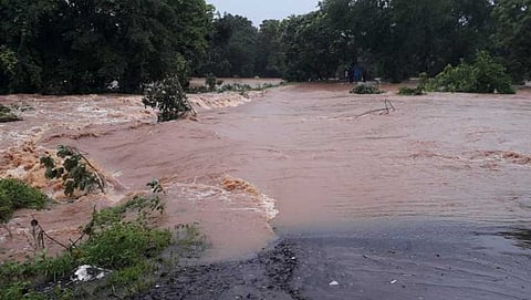 ತುಂಬಿ ಹರಿಯುತ್ತಿರುವ ಸೇತುವೆ