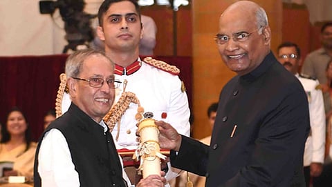 ಪ್ರಣಬ್ ಮುಖರ್ಜಿ ಅವರಿಗೆ ಭಾರತ ರತ್ನ ಪ್ರದಾನ ಮಾಡುತ್ತಿರುವ ರಾಮನಾಥ್ ಕೋವಿಂದ್